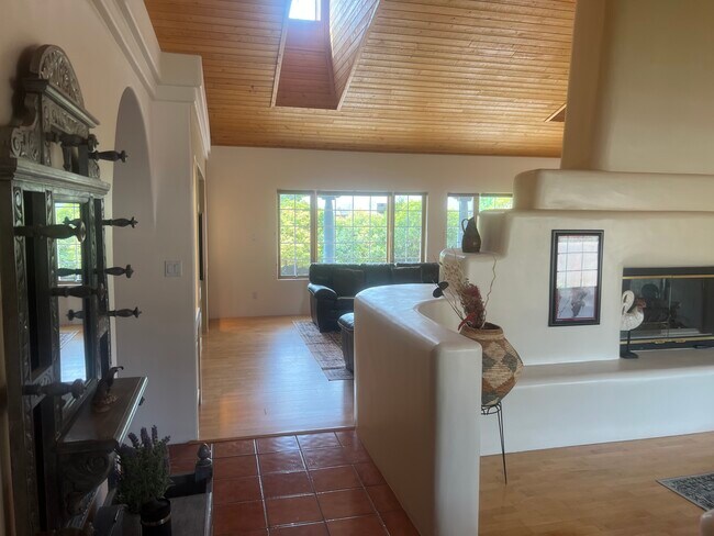 Foto del edificio - 2504 Griegos Pl NW