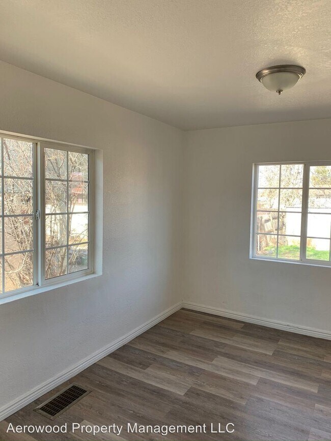 Building Photo - 5 br, 2 bath Apartment - 1429 W Dakota Ave