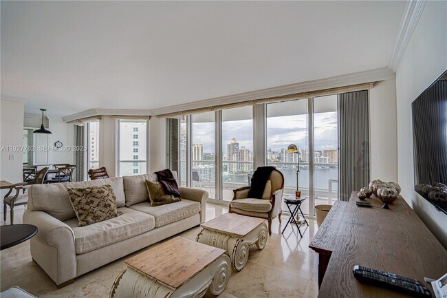 Foto del edificio - 7000 Island Blvd