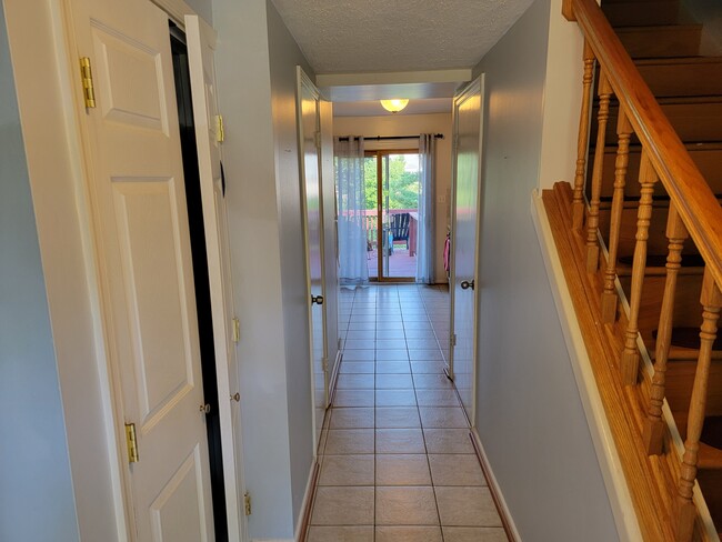 Building Photo - 9424 Goshen Ln
