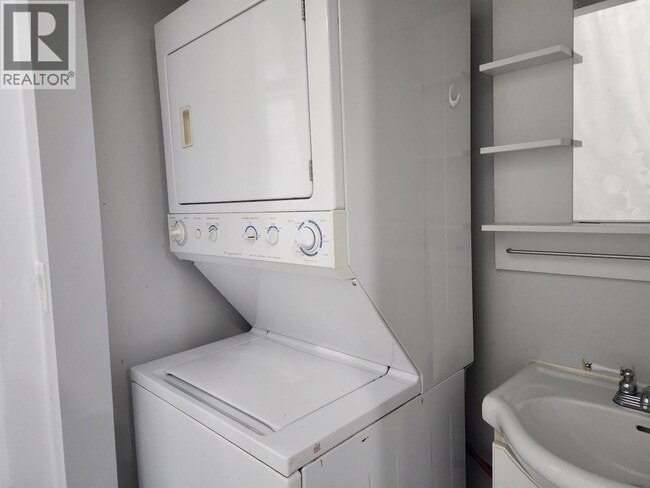 Building Photo - 120B 120b Ave