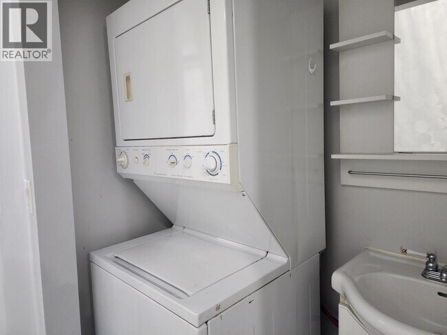 Photo du bâtiment - 120B 120b Ave