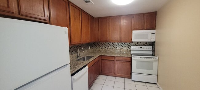 Building Photo - Spacious 2 bedroom at Lake Orlando