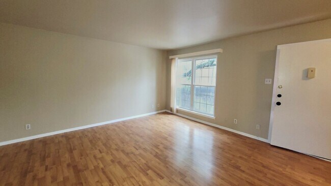 Foto del edificio - 8702 Village Dr