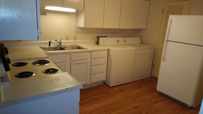Building Photo - 305 Greenbriar Apt 28