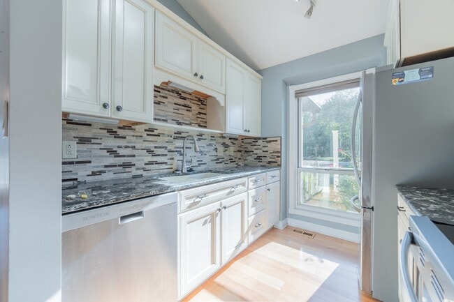 Building Photo - 657 E Heather Dr