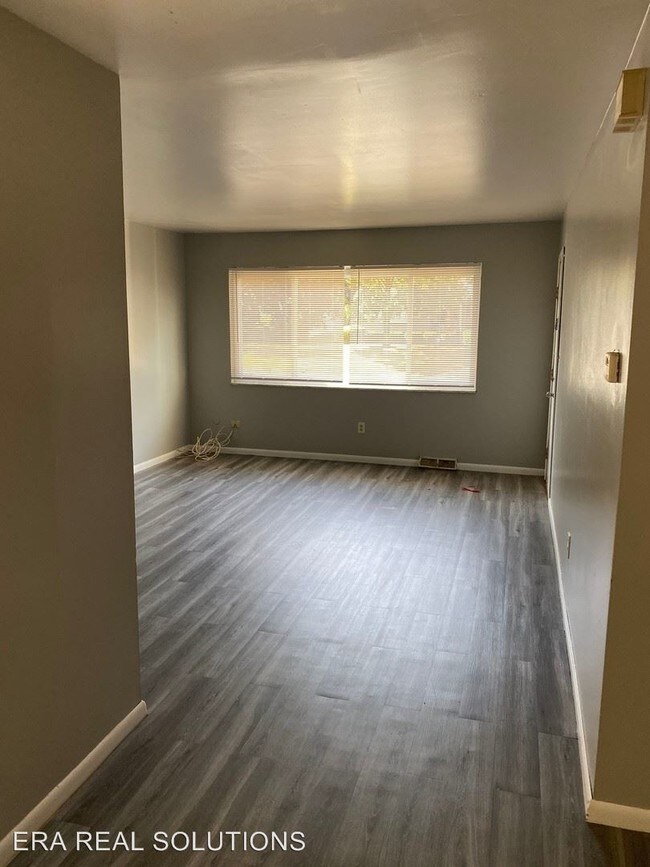 Building Photo - 930 S Roys Ave