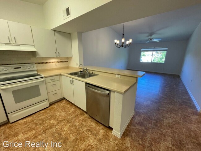 Building Photo - 2 br, 1 bath House - 8264 Key Royal Cir. #833