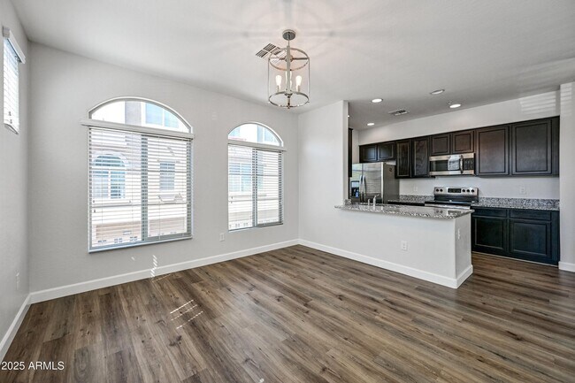 Foto del edificio - 240 W Juniper Ave
