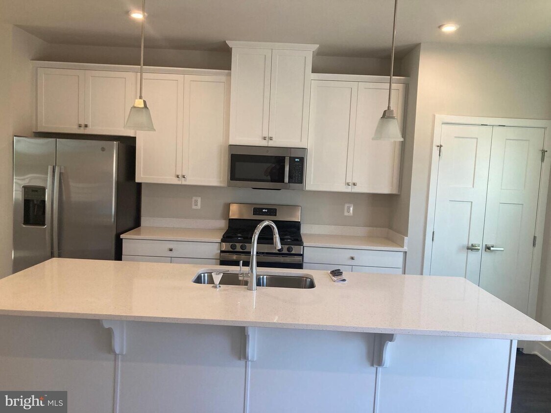 2006 TRACK Cir, Fredericksburg, VA 22401 Townhouse for Rent in