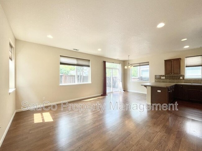 Building Photo - 321 NE 66th Ave