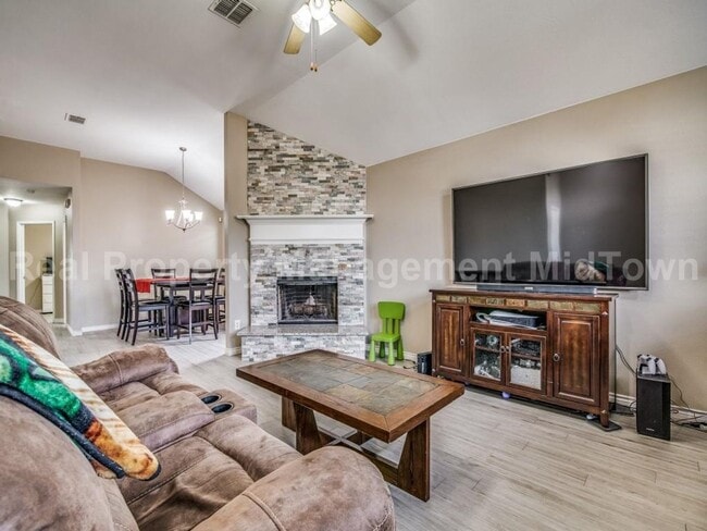 Building Photo - Stylishly Updated 3-Bedroom Home with Mode...