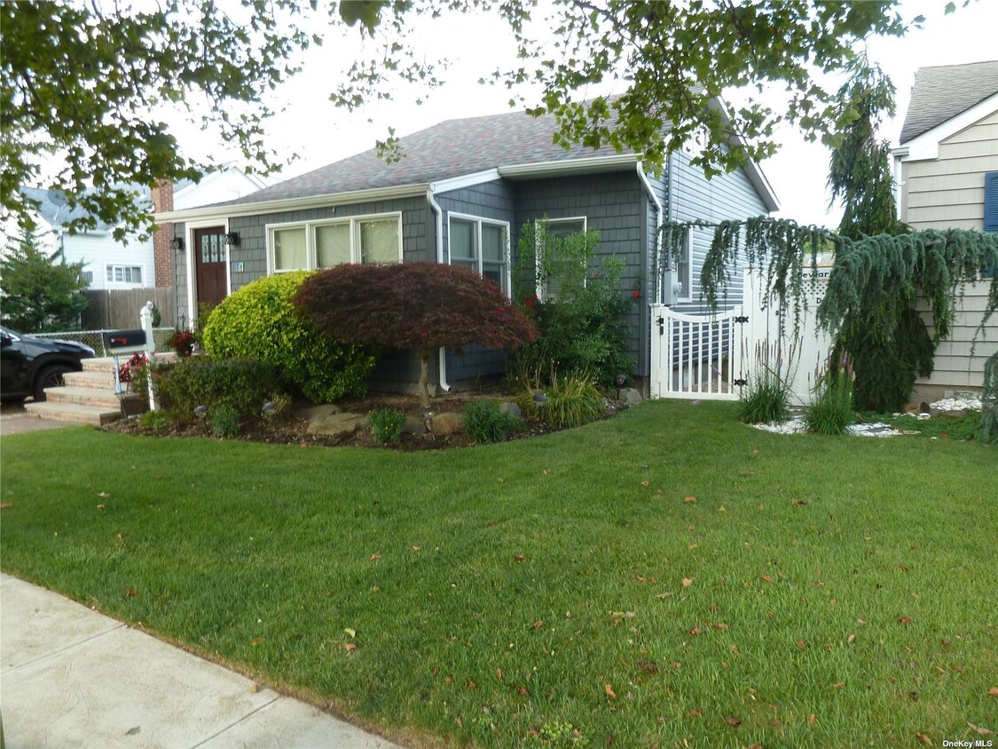 Primary Photo - 71 S Bay Dr