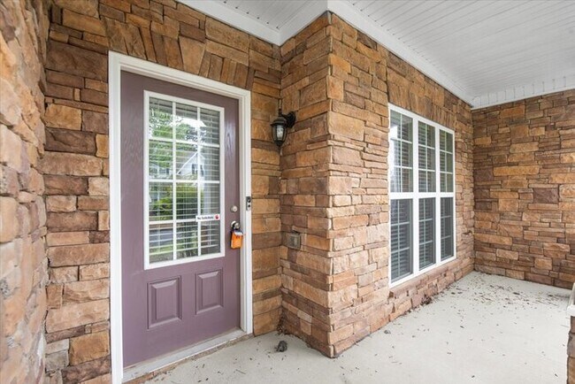 Building Photo - 5 Bedroom in Buford. Great School