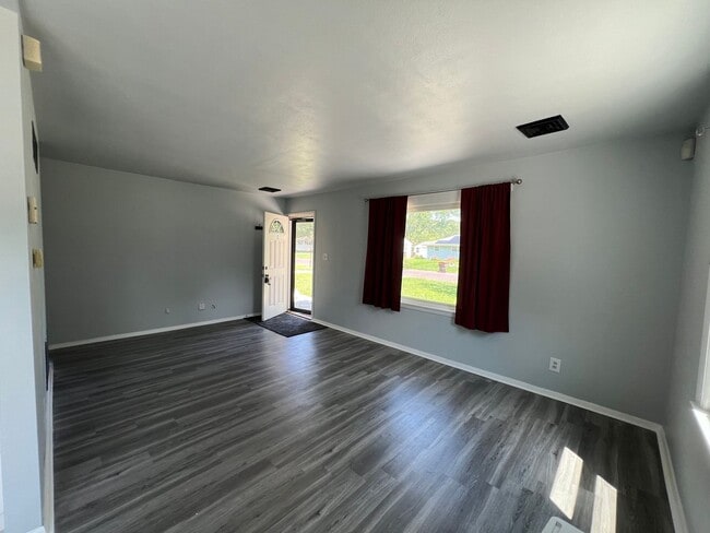Building Photo - Welcome to this charming 2 bedroom, 1 bath...