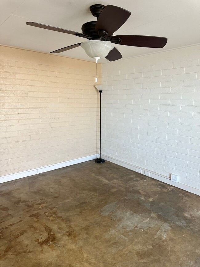 Building Photo - Kaimuki Studio, utilities included, street...