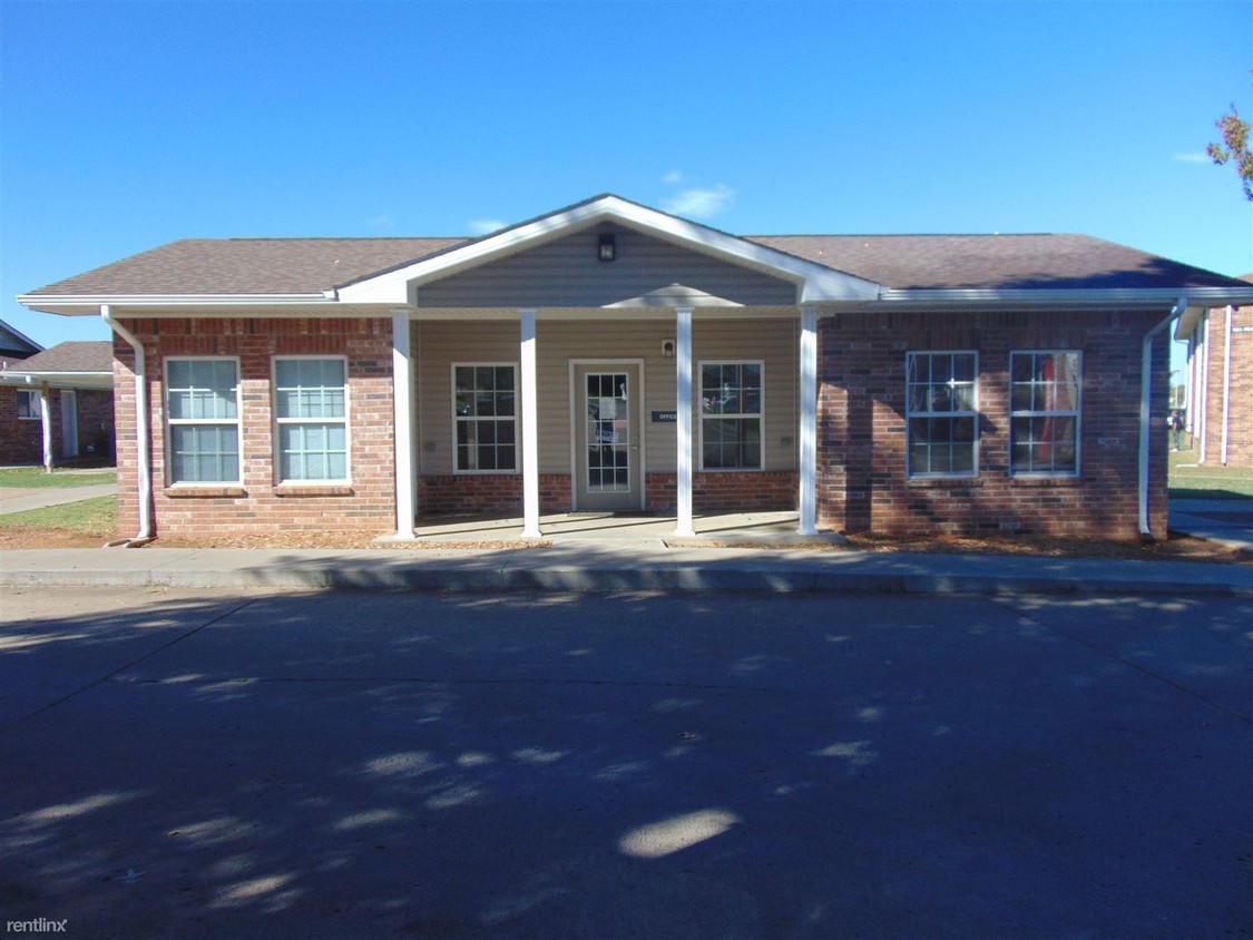 Primary Photo - 802 Skywood Dr