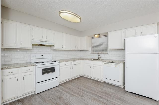 Foto del edificio - 6400 Rock Springs Dr