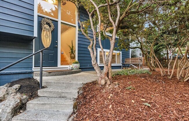 Building Photo - 4 Bed and 2 Bath Beautiful Bellevue Single...