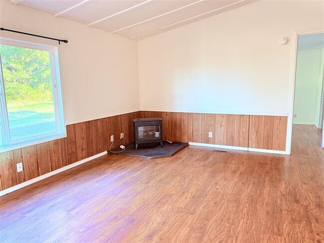 Building Photo - Three Bedroom Two Bathroom Mobile Home for...
