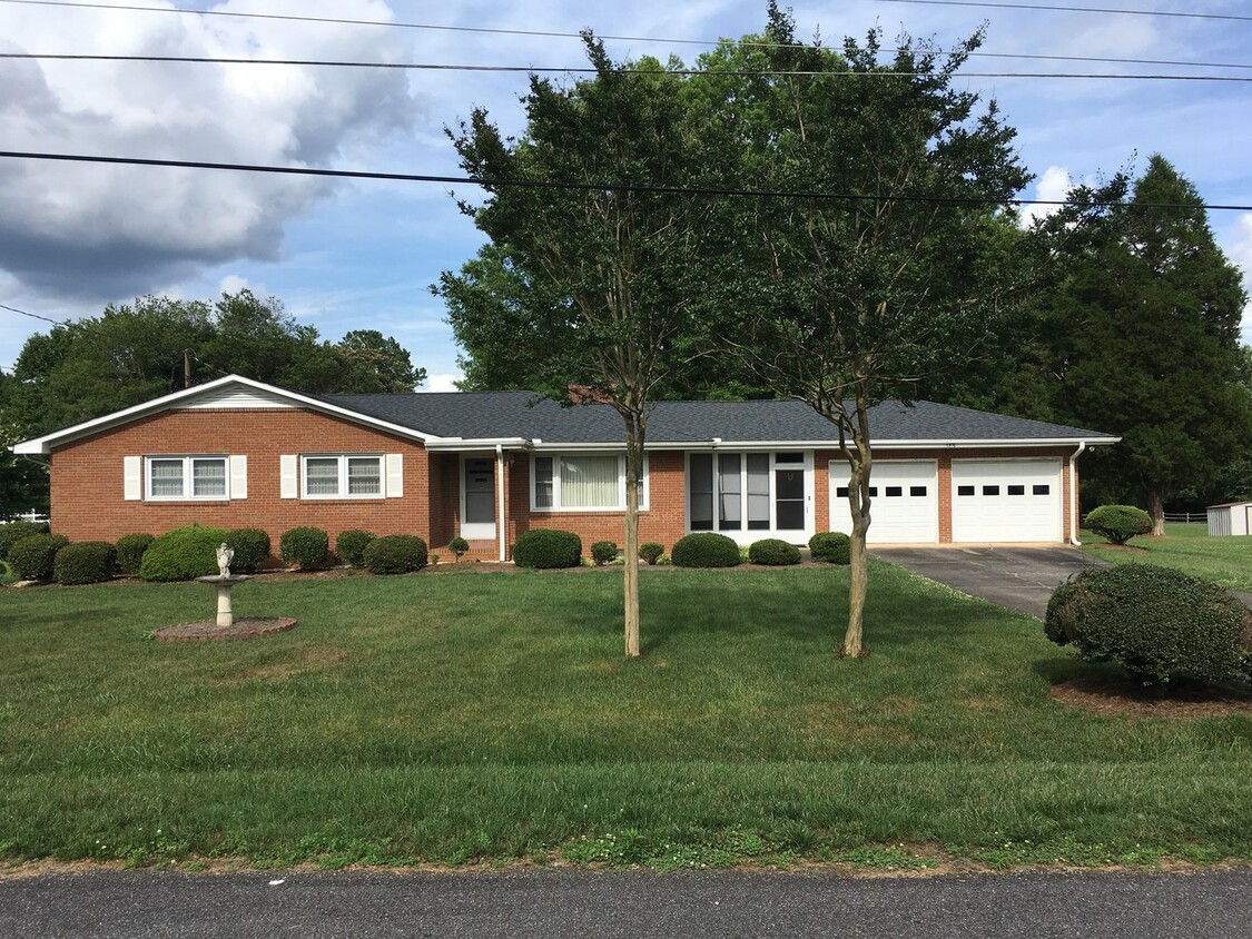 Primary Photo - 3 Bedroom home convenient to Catawba Colle...