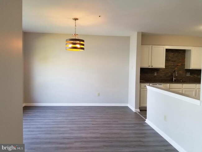 Building Photo - 5202 Riverfront Dr