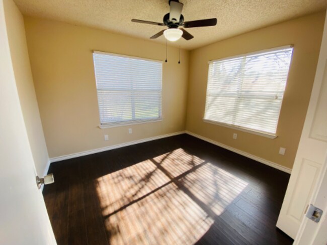 Foto del edificio - 103 Hughson Ct
