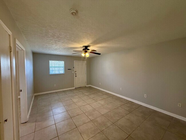 Foto del edificio - Maryville 37803 - Charming and freshly updated 1-bedroom, 1-bath duplex - Lawncare and water is i...