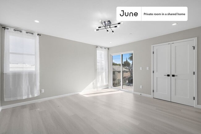 Building Photo - Private bedroom in 5 bed/5 bath Home