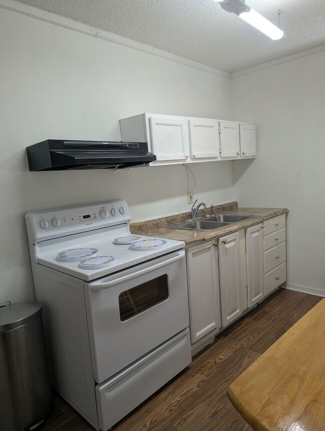 Building Photo - Furnished 1 bedroom, 1 bath duplex located in Umatilla