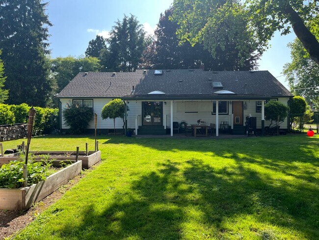 Foto del edificio - Beautiful custom 3 bedroom 2 bath house in...