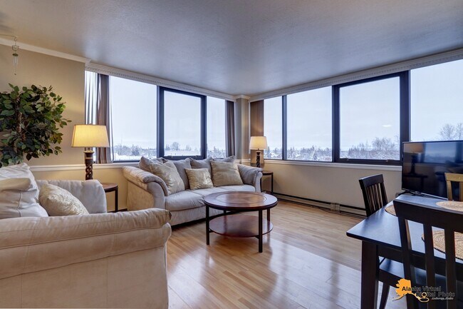 Foto del edificio - 1113 W Fireweed Ln
