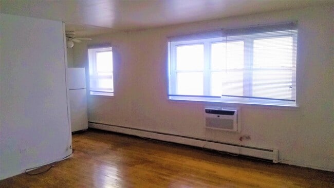 Big windows room and kitchen bring good light in the room - 5950 N Kenmore Ave