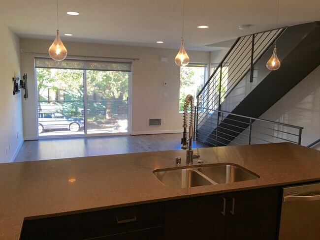Building Photo - Three Bedroom Fremont Townhouse waiting fo...