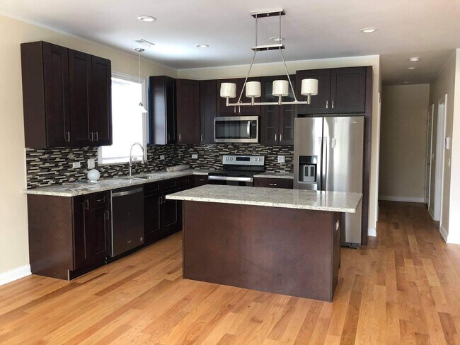 Building Photo - 6552 W Roscoe St