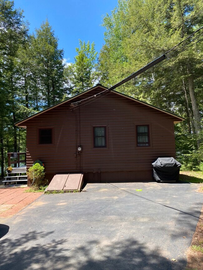 Building Photo - 8 Memory Ln