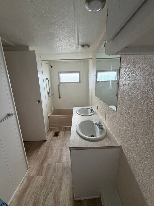 Foto del edificio - 248 Flame Ln