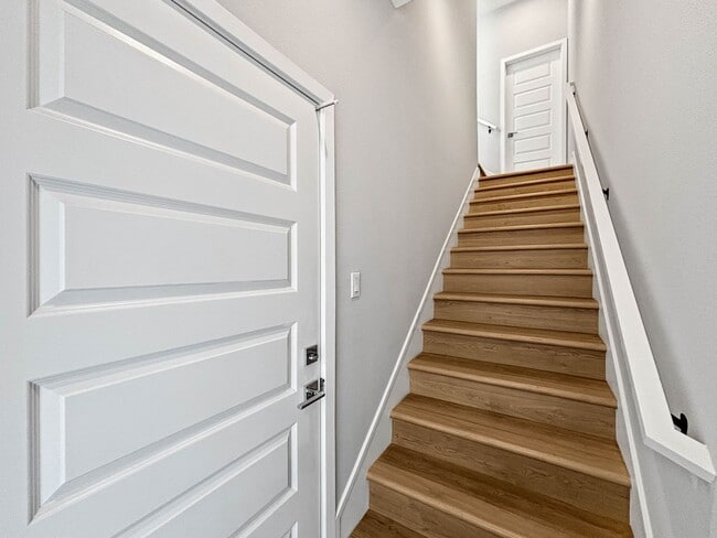 Building Photo - Stunning 3BD/2.5BA Townhouse in Mission Va...