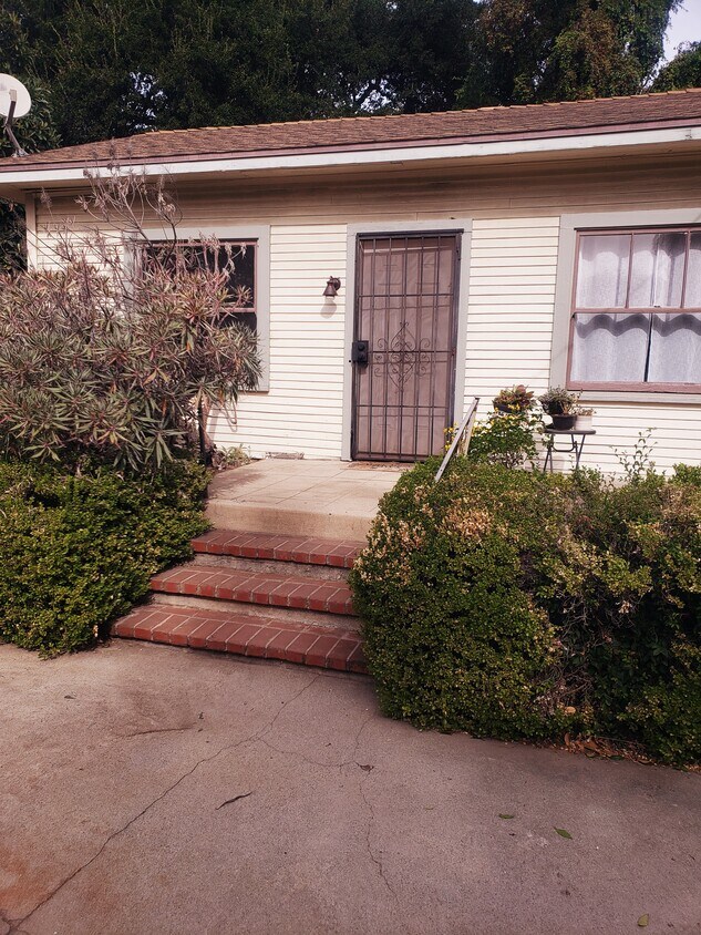 Primary Photo - 17 W Pine St