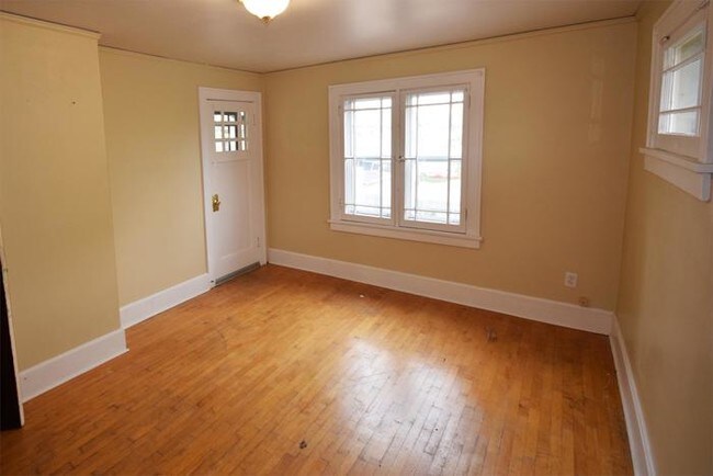 Building Photo - Spacious 3 Bedroom Single Family