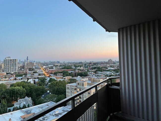 Foto del edificio - 555 W Cornelia Ave