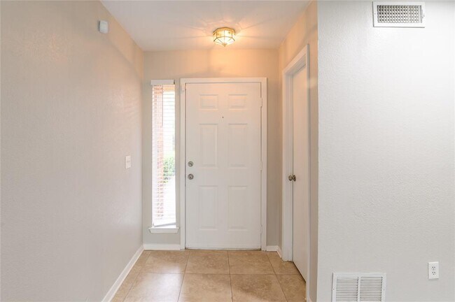 Building Photo - 1910 Shorewood Dr