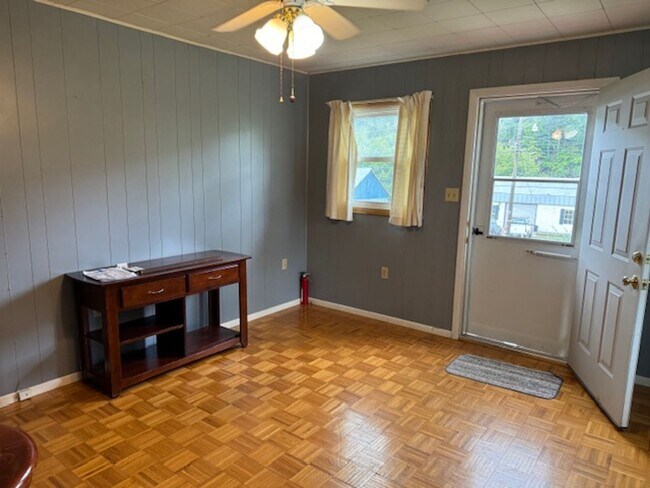 Foto del edificio - Above Garage Apartment