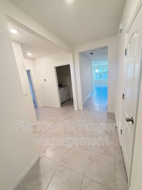 Building Photo - 804 Horsetail Dr