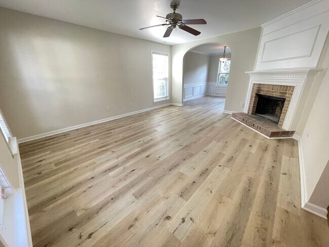 Building Photo - Beautiful, updated 3br 2.5 ba home with ga...