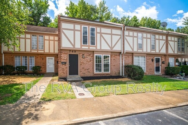 Building Photo - 749 Pleasant St