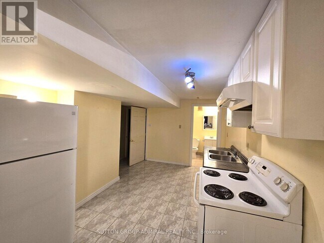 Building Photo - 589 Belview Ave