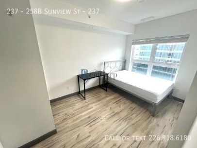 Photo du bâtiment - 258B-258B Sunview St