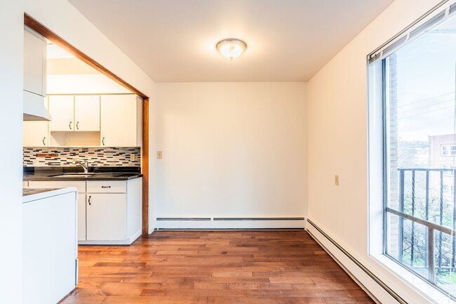 Interior Photo - Hamlin Place