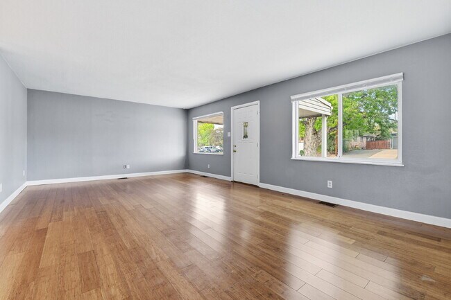 Foto del edificio - $3,045.95, 3 bed, 2 bath house in Denver with Fenced in Yard and In Unit Laundry!